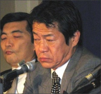 日本が好きなだけなんだよ　故・中川昭一氏の朦朧会見の最中に背後で表情を殺してほくそ笑む篠原氏。