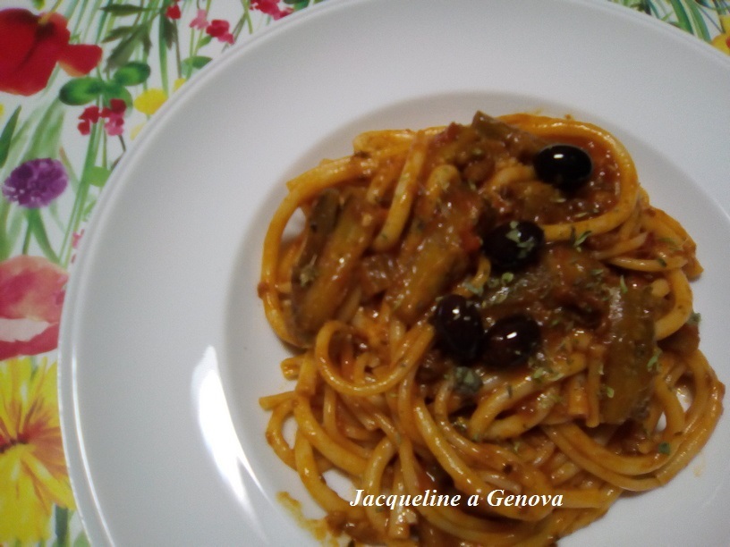 bucatini_spaghetti_al_ragu_con_melanzane_e_olive2_190829