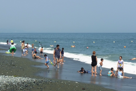 小田原御幸の浜海水浴場で遊ぶ人々