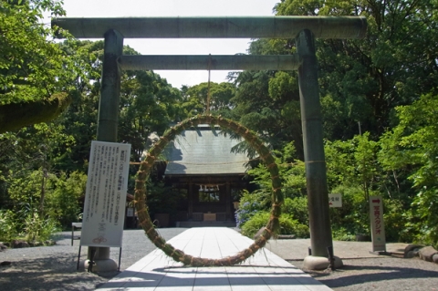 二宮神社に設けられた大きな茅の輪