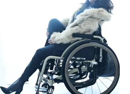 車椅子で暮らす女性、車椅子を押してもらってる時、押してくれてる人が周囲に言う「ごめんなさい」に傷つく … 「小さな事なんだけど、落ち込みます」 その理由とは