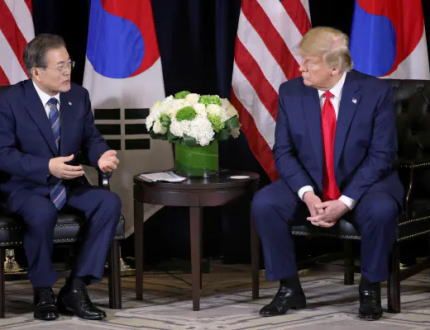 トランプ大統領と文在寅が65分間の米韓首脳会談、韓国大統領府「70年近く続いた北朝鮮との敵対関係を終息し、朝鮮半島の恒久的な平和体制を構築する意志を再確認した」
