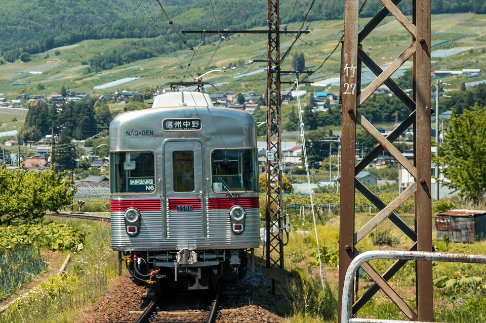 出発電車と高社山