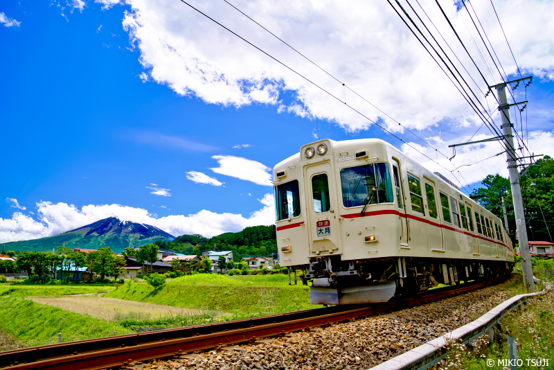 絶景探しの旅 - 0993 富士山と富士急行・京王線カラー列車 （山梨県 富士吉田市）
